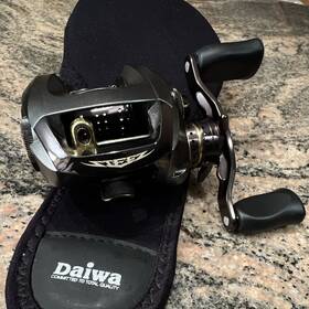 103shla Daiwa Steez Black Silver Left-hand Baitcast Reel With Protective Cover