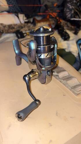 20-xh Daiwa 2000 Regal Spinning Fishing Reel Black Silver Lightweight Durable Design