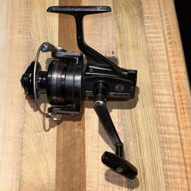 D1300 Daiwa Diawa Medium Heavy Spinning Reel