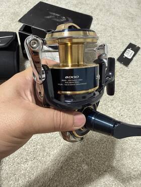 H10083 Daiwa Saltiga 8000 Spinning Reel Gold Black Blue