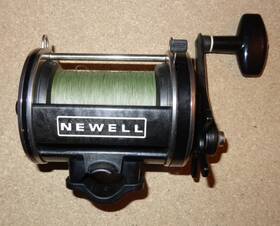 550-4.6 Newell Used Black Carl No-letter Series Graphite Right-hand Fishing Reel