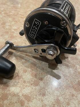 S332-5 Newell Star Drag 5 1 Graphite/stainless Steel Casting Used