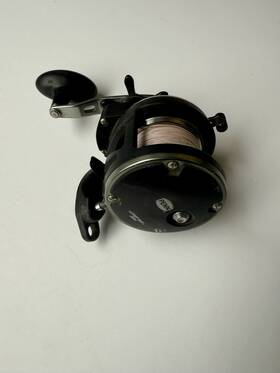 1366200 Pure Fishing Penn Warfare 20n Reel Star Drag Right Hand