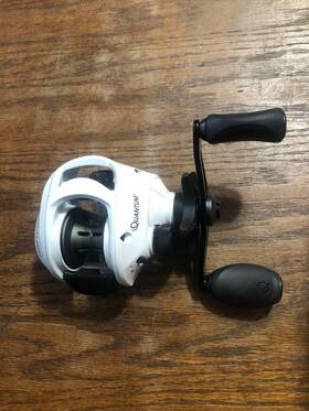 At100spta Quantum 032784639435 Accurist Baitcast Reel Right Hand White