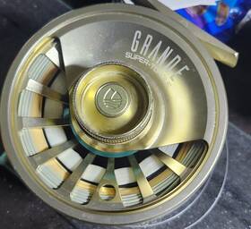 5-5509r78902 Redington Grande Fly Reel - Size 7/8/9 Color Champagne
