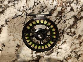 32-5100r01 Sage Esn Fly Reel - Color Stealth With Backing Euro Line And Leader