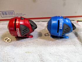 202mslsc Zebco Pair Of 202 Slingshot Spincast Fishing Reels Red Blue Light Use Excellent
