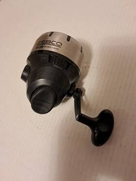 808jbh-gwg3 Zebco Boss Hawg 808 Spincast Reel 2.6 1 Gear Ratio W Bite Alert