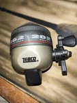 Zebco 202 Spincast Fishing Reel Silver, Right-handed, Freshwater. Fixed Price $10.50.